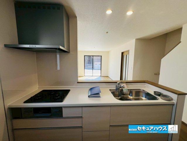 【本日ご案内可能】刈谷市荒井町2丁目　全2棟のキッチン|【キッチン】
◆同時にたくさんの料理が調理できる3口コンロ付きです。「焼く・蒸す・煮る」の工程を同時進行で進めることができるので、料理を素早く作ることができます。育児でバタバタ忙しいママに嬉しい♪　　