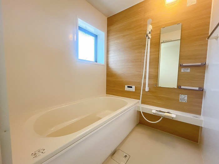 岡山市南区妹尾 中古住宅の浴室|◆足が伸ばせる広々とした新品のお風呂です。浴室換気乾燥暖房機付き！雨の日や寒い日に大活躍します。