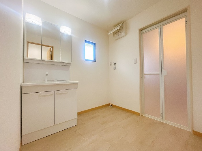 岡山市南区妹尾 中古住宅の脱衣所|◆窓付きで明るい洗面室です。