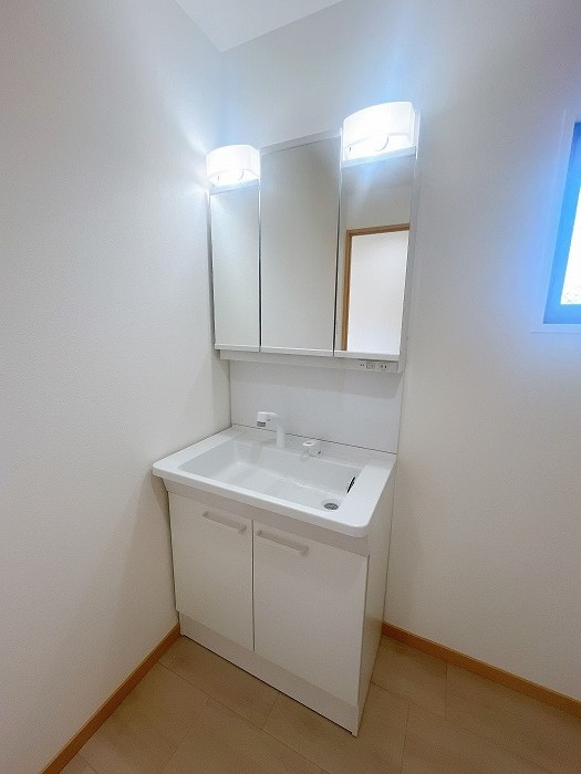 岡山市南区妹尾 中古住宅の独立洗面台|◆新品の三面鏡付き洗面化粧台です。