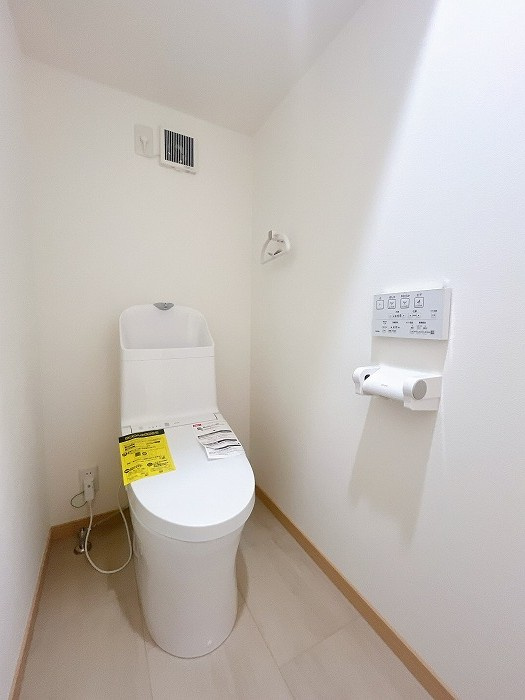 岡山市南区妹尾 中古住宅のトイレ|◆1階の新品トイレの様子です。