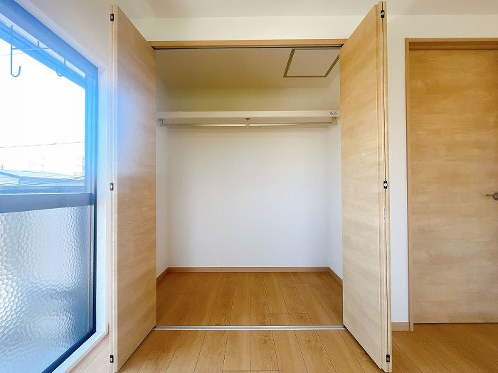 岡山市南区妹尾 中古住宅の収納|◆2階南東側洋室6帖のクロゼットの様子です。
