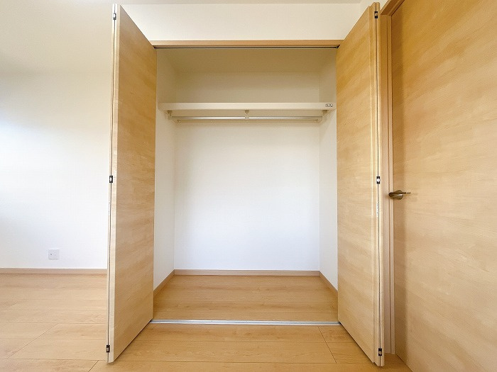 岡山市南区妹尾 中古住宅の収納|◆2階北東側洋室5帖のクロゼットの様子です。
