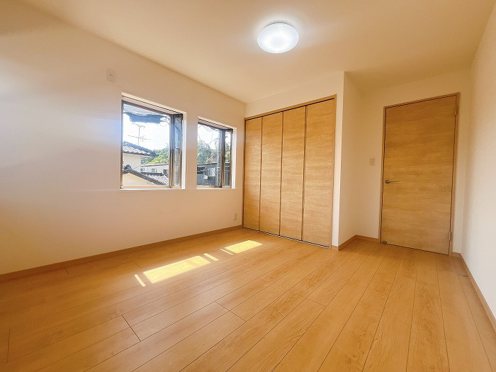 岡山市南区妹尾 中古住宅の洋室|◆2階南西側洋室5帖の様子です。