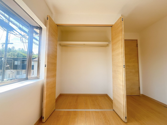 岡山市南区妹尾 中古住宅の収納|◆2階南西側洋室5帖のクロゼットの様子です。
