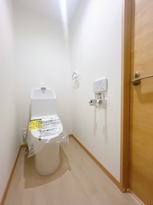 岡山市南区妹尾 中古住宅のトイレ|◆2階にも新品トイレがございます。忙しい朝や人数の多いご家族でも安心です。