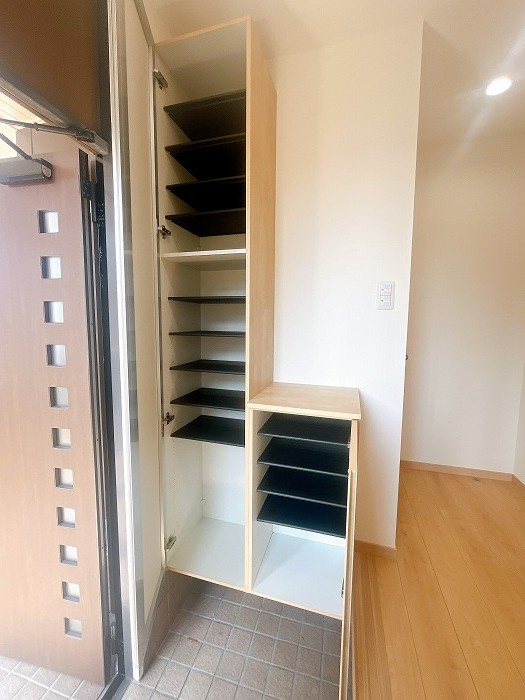 岡山市南区妹尾 中古住宅の収納|◆収納力のある下駄箱です。