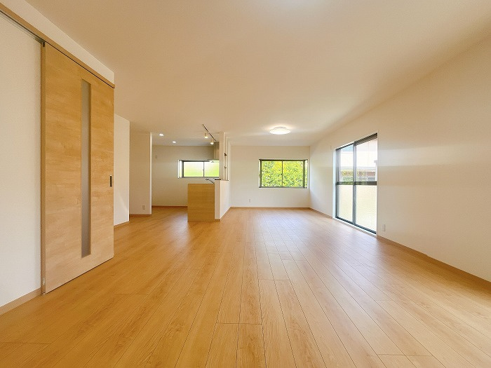 岡山市南区妹尾 中古住宅の居間・リビング|◆LDKは広々18.2帖あり！ご家族でゆったりと過ごせます。