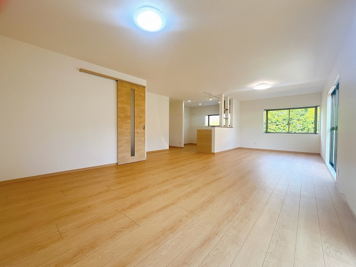 岡山市南区妹尾 中古住宅の居間・リビング|◆別角度からのLDKの様子です。