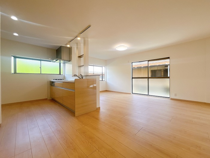 岡山市南区妹尾 中古住宅の居間・リビング|◆別角度からのLDKの様子です。