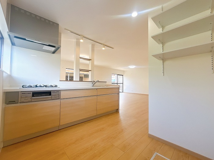 岡山市南区妹尾 中古住宅のキッチン|◆キッチンまわりに十分なスペースがございます。