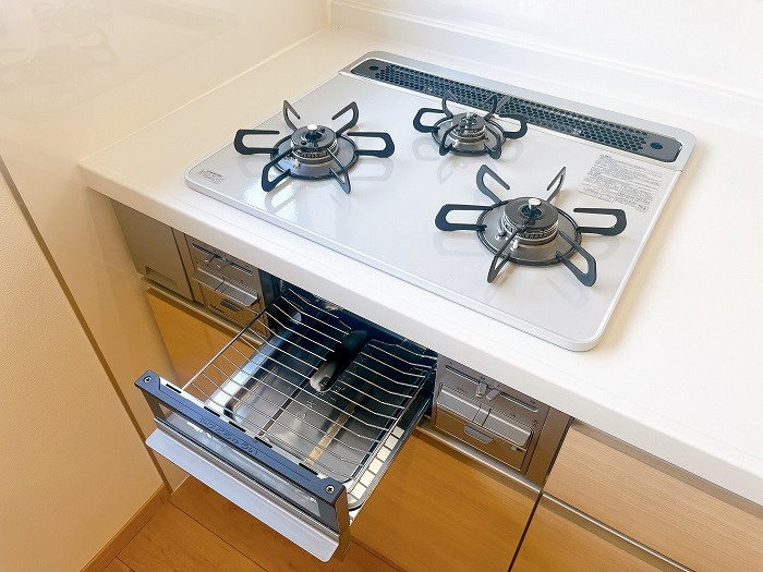 岡山市南区妹尾 中古住宅のキッチン|◆3口コンロとグリル部分です。