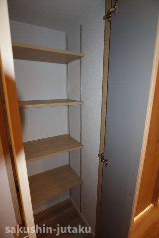 ソレイユ鷹の台の収納|廊下の収納棚　あると便利！