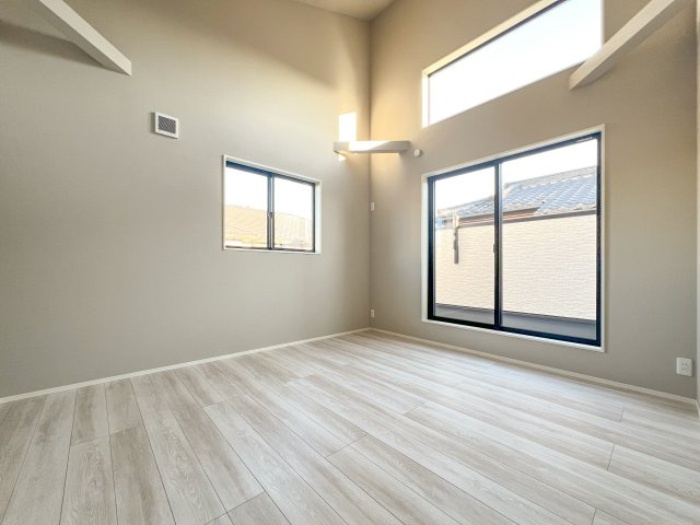 新築分譲［ミラクラスおおたかの森東］の洋室|７．３帖主寝室　吹き抜け有（２０２５年１１月撮影）
