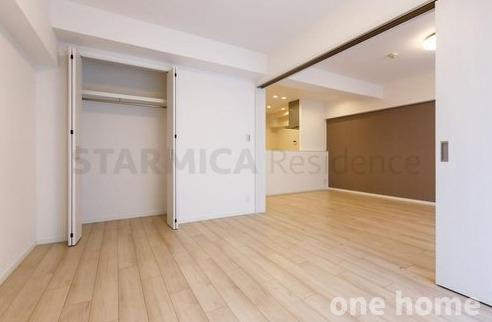 新大阪グランドハイツ2号棟の洋室|◆約6.6帖洋室です！白を基調とした内装で、広々と感じられます！
◆ハンガーパイプ×枕棚付きクローゼットで収納力バッチリ！