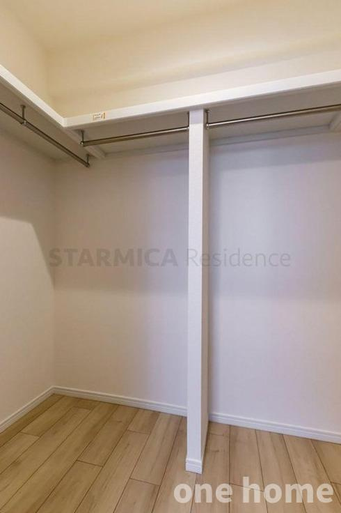 新大阪グランドハイツ2号棟の収納|◆ウォークインクローゼットです！ワードローブが把握しやすいスグレものです！