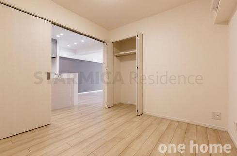 新大阪グランドハイツ2号棟の洋室|◆約5.3帖洋室（フリールーム） 別角度です！
◆こちらのお部屋にもハンガーパイプ×枕棚付きクローゼットございます！