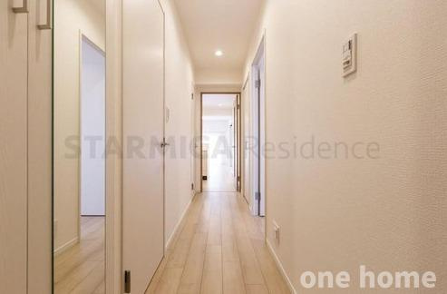 新大阪グランドハイツ2号棟の玄関|◆玄関からLDKへと続く様子です！白を基調とした清潔感のある空間が出迎えてくれます♪