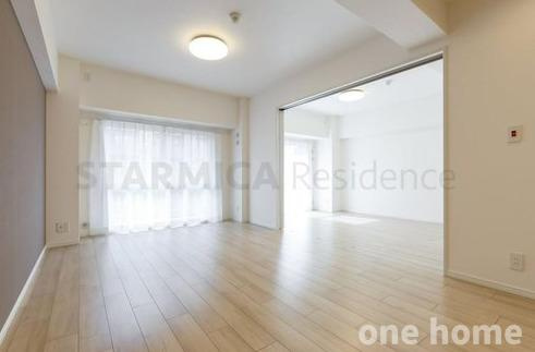 新大阪グランドハイツ2号棟の居間・リビング|◆南側バルコニーから陽光差し込む明るい空間です！
◆隣の引き戸を開放してご使用もできます！