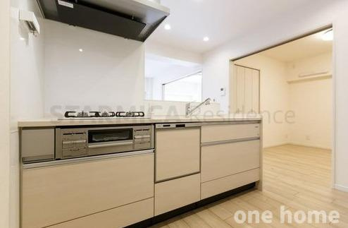 新大阪グランドハイツ2号棟のキッチン|◆白を基調とした清潔感のあるシステムキッチンです！
◆リビングと一体感を感じられる人気の対面式キッチンです！