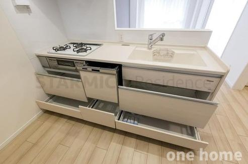 新大阪グランドハイツ2号棟のキッチン|◆キッチン下部は収納が豊富です！
◆時短のマストアイテム食洗機完備！