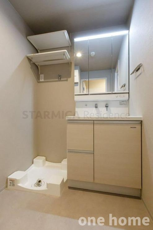 新大阪グランドハイツ2号棟の独立洗面台|◆三面鏡の洗面化粧台です！新調済！
◆洗濯機置場の上には棚が設けられ小物を置けます！