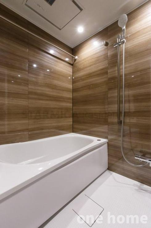 新大阪グランドハイツ2号棟の浴室|◆浴室はアクセントパネルが落ち着いた雰囲気を演出！一日の疲れをリフレッシュできます！
◆浴室暖房乾燥機が搭載され、寒い浴室から解放されます！雨の日は洗濯物が干せ大活躍です！