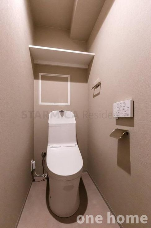 新大阪グランドハイツ2号棟のトイレ|◆スッキリとしたフォルムの手洗い一体型温水洗浄便座付きトイレです！新調済！
◆操作がしやすい壁掛けリモコンです！