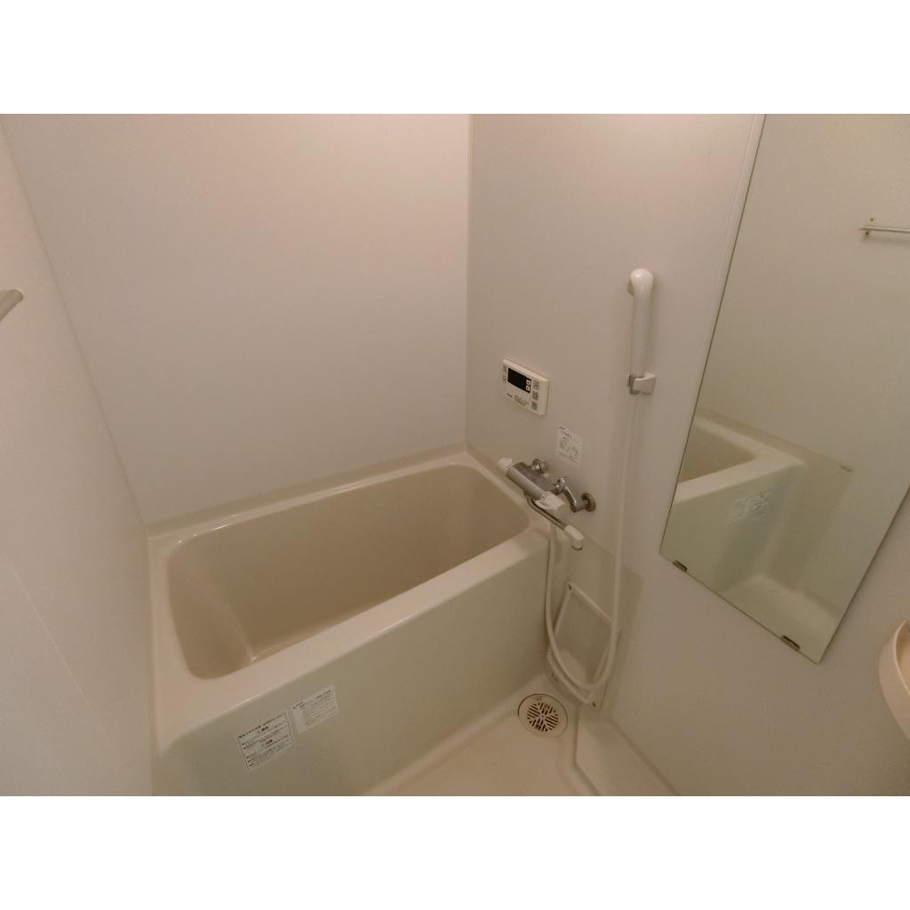 ミックコート東三国の浴室