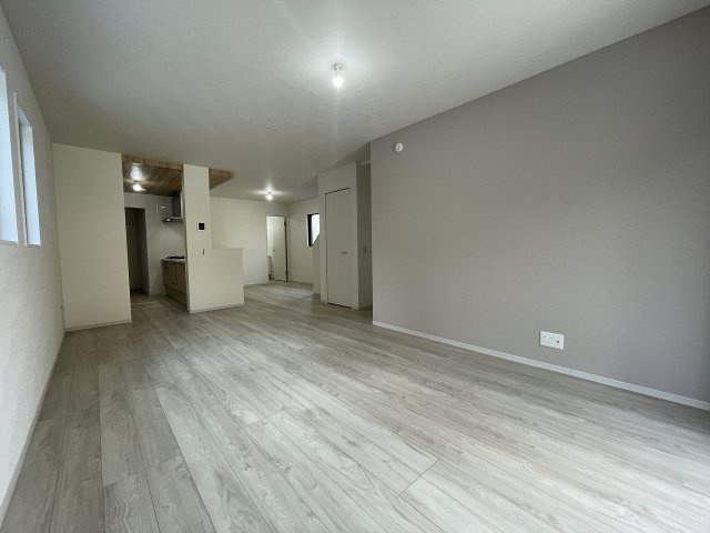 【居間・リビング】 | 練馬区富士見台3丁目　新築一戸建住宅　全3棟　（成増店） | アクセントクロス、デザイン窓を採用。