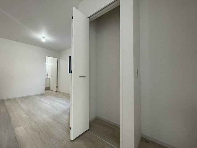 【収納】 | 練馬区富士見台3丁目　新築一戸建住宅　全3棟　（成増店） | リビング内収納。お掃除用具等も入りそう。