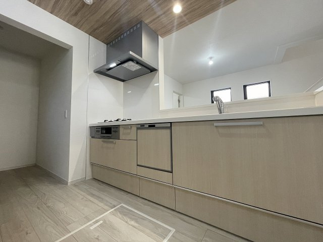 【キッチン】 | 練馬区富士見台3丁目　新築一戸建住宅　全3棟　（成増店） | 人気の対面式キッチン採用。リビングのお子様の様子を確認しやすいので安心。
