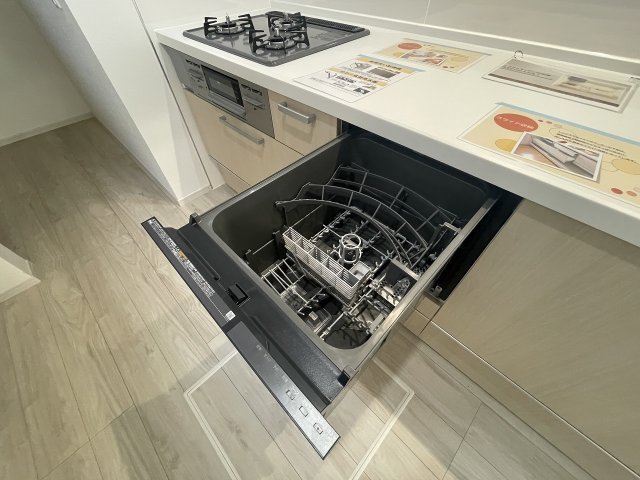 【キッチン】 | 練馬区富士見台3丁目　新築一戸建住宅　全3棟　（成増店） | 食器洗乾燥機標準装備。食後の片づけがはかどり、夫婦の時間を作ってくれます。
