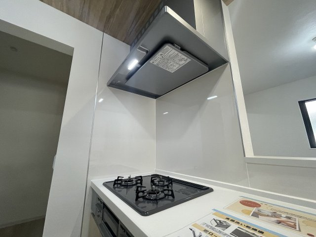 【キッチン】 | 練馬区富士見台3丁目　新築一戸建住宅　全3棟　（成増店） | 整流板付きでお掃除がしやすいスリムタイプ型レンジフードを採用。
