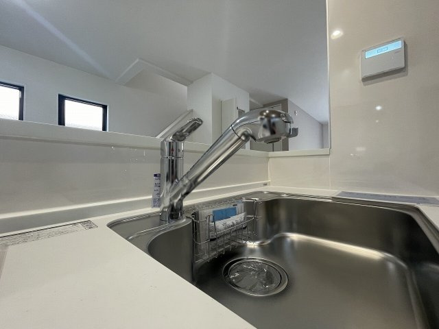 【キッチン】 | 練馬区富士見台3丁目　新築一戸建住宅　全3棟　（成増店） | 浄水器内蔵（カートリッジ式）水栓採用。
