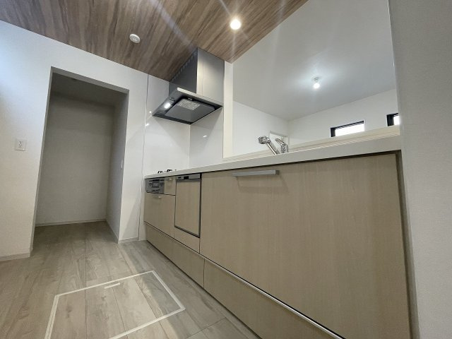 【キッチン】 | 練馬区富士見台3丁目　新築一戸建住宅　全3棟　（成増店） | 食器洗乾燥機標準装備。食後の片づけがはかどり、夫婦の時間を作ってくれます。
