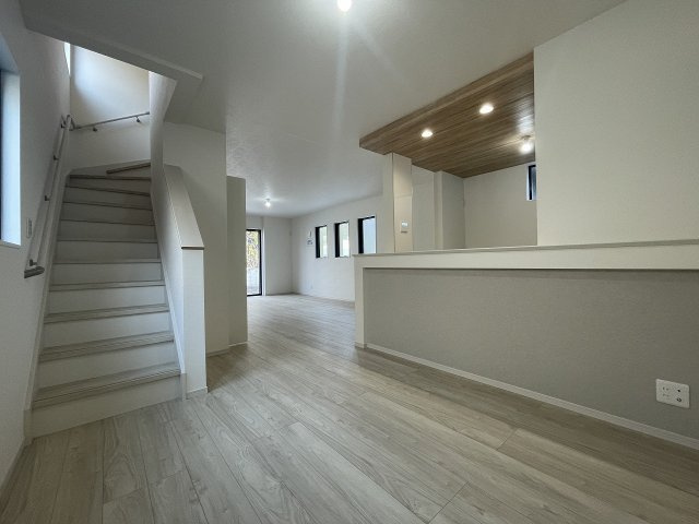 【キッチン】 | 練馬区富士見台3丁目　新築一戸建住宅　全3棟　（成増店） | 人気のリビングイン階段を採用。家族が顔を合わせる事により、より良いコミュニケーションが出来ます。