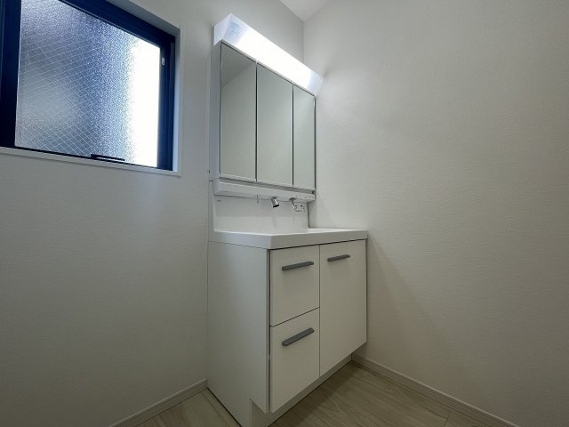 【独立洗面台】 | 練馬区富士見台3丁目　新築一戸建住宅　全3棟　（成増店） | 収納力のある三面鏡付洗面化粧台採用。
