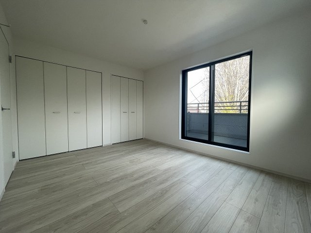 【洋室】 | 練馬区富士見台3丁目　新築一戸建住宅　全3棟　（成増店） | 7.8帖の主寝室。大き目のクローゼットを２ヶ所配置。