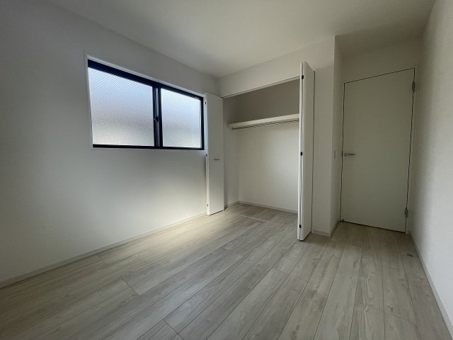 【洋室】 | 練馬区富士見台3丁目　新築一戸建住宅　全3棟　（成増店） | 5.2帖の洋室。各居室収納ございます。