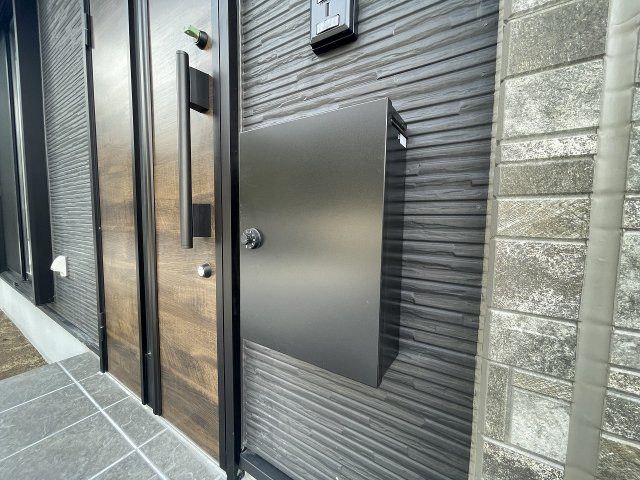 【外観】 | 練馬区富士見台3丁目　新築一戸建住宅　全3棟　（成増店） | 外壁とマッチしたモダンなメールボックス