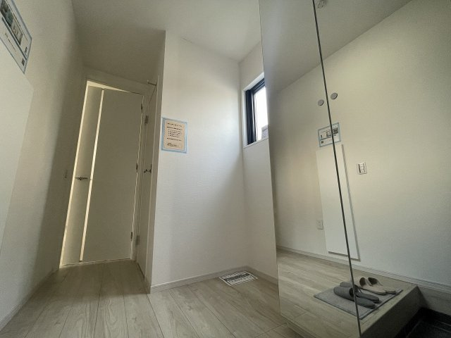 【玄関】 | 練馬区富士見台3丁目　新築一戸建住宅　全3棟　（成増店） | トールタイプ、3面鏡張りのシューズボックスを採用。