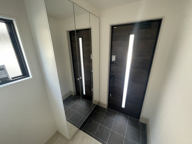 【玄関】 | 練馬区富士見台3丁目　新築一戸建住宅　全3棟　（成増店） | トールタイプ、3面鏡張りのシューズボックスを採用。