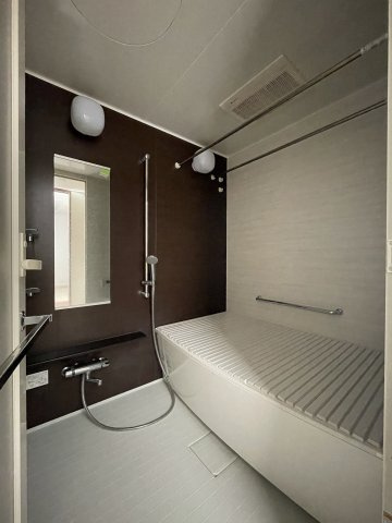 中古マンション　レジーア並木　9階　大島小・第五中の浴室|浴室乾燥機能付きのバスルーム。明日を延ばしてゆっくり入浴できる落ち着いた空間です。