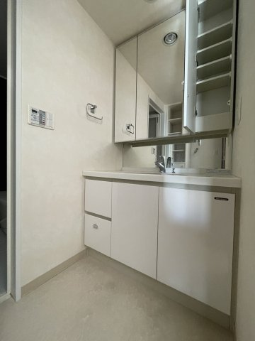 中古マンション　レジーア並木　9階　大島小・第五中の独立洗面台|大きな三面鏡付の洗面所。鏡の裏には洗面小物をたっぷり収納できるスペースがございます。