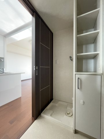 中古マンション　レジーア並木　9階　大島小・第五中の独立洗面台|洗濯置き場脇には便利な収納スペース付♪洗面所の収納スペースは重宝します(^^)