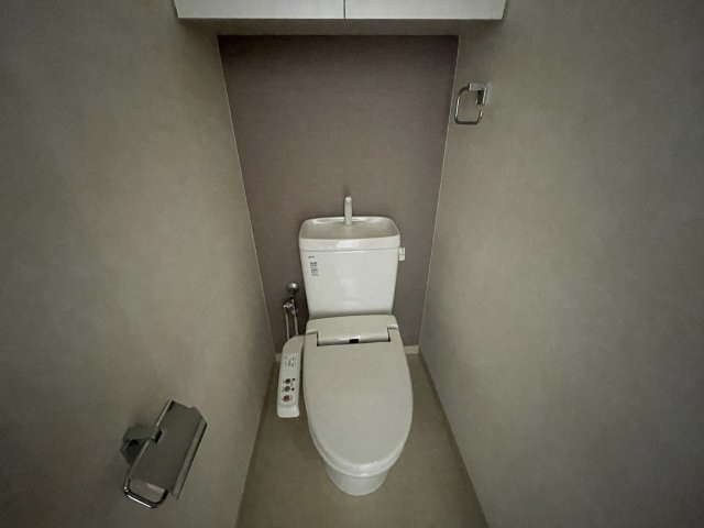 中古マンション　レジーア並木　9階　大島小・第五中のトイレ|トイレにも吊戸棚収納付き。