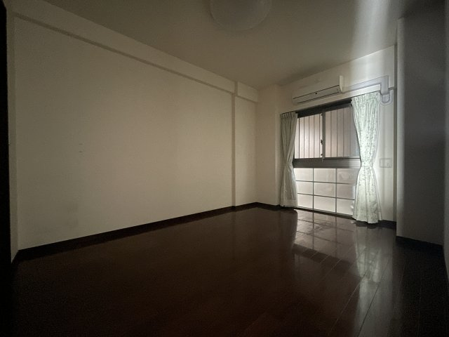 中古マンション　レジーア並木　9階　大島小・第五中の洋室|北側洋室にもエアコン設置がございます。窓格子もついている為、防犯性も◎ウォークインクローゼット付でお洋服はたっぷり収納可能です。