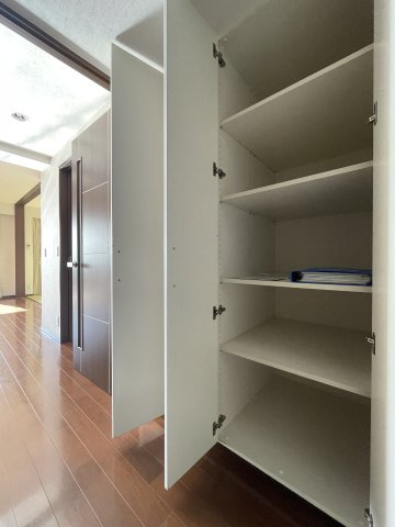 中古マンション　レジーア並木　9階　大島小・第五中の収納|廊下に設置されている収納スペース。稼働棚は自由に変更可能ですのでお好きな高さへ変更してください。