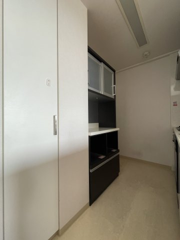 中古マンション　レジーア並木　9階　大島小・第五中のキッチン|キッチンにも食品庫としてスペースがございます。
その隣には食器棚が置いてありますので、そのままご利用頂けます。